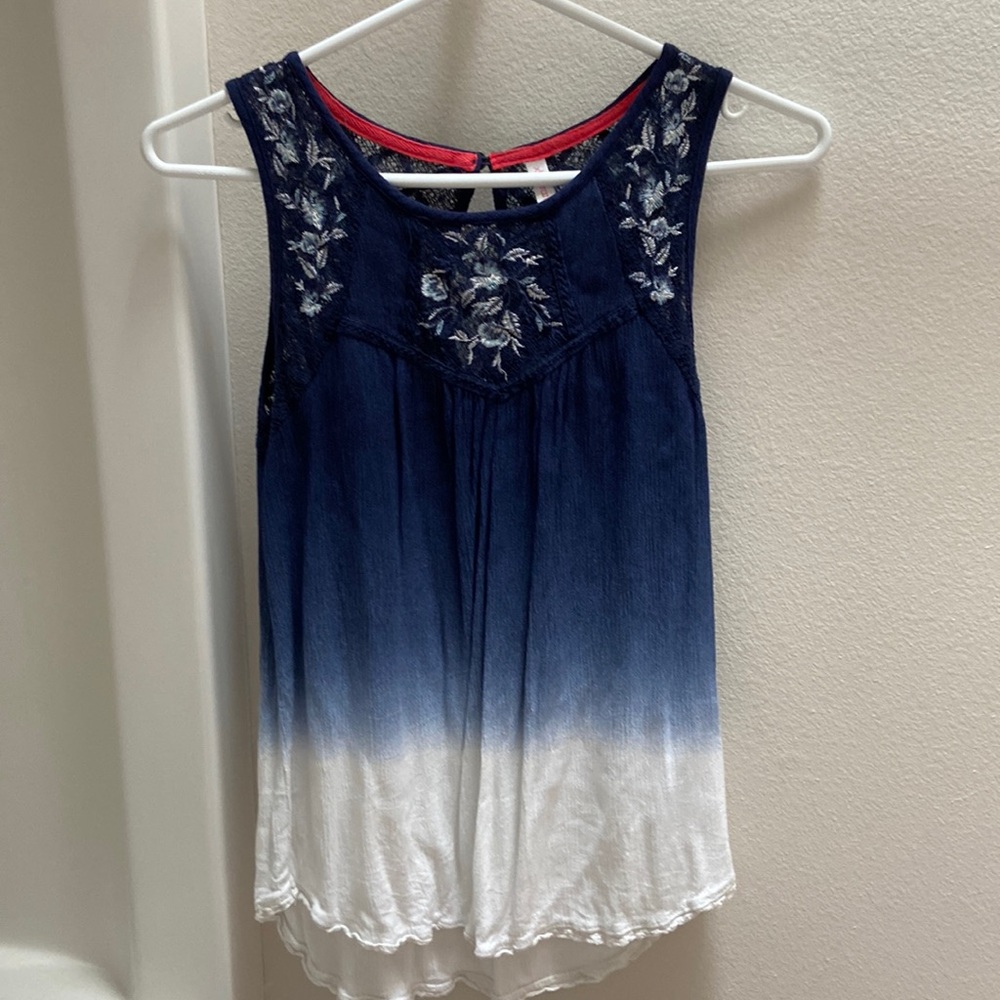 Women’s Xhilaration dark blue to white ombré floral boho lace tank top. Size S.